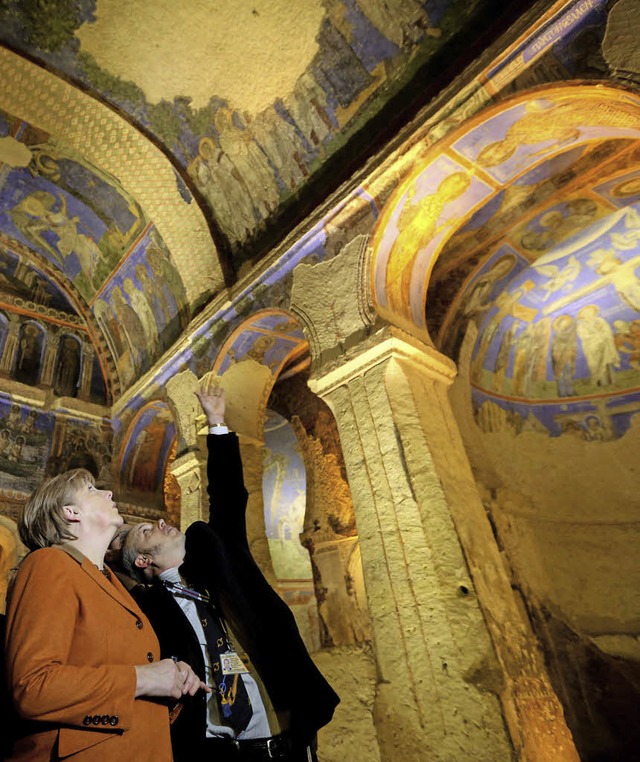 Die Kanzlerin  bestaunt im Greme-Nationalpark  die Tokali-Kirche.   | Foto: dpa