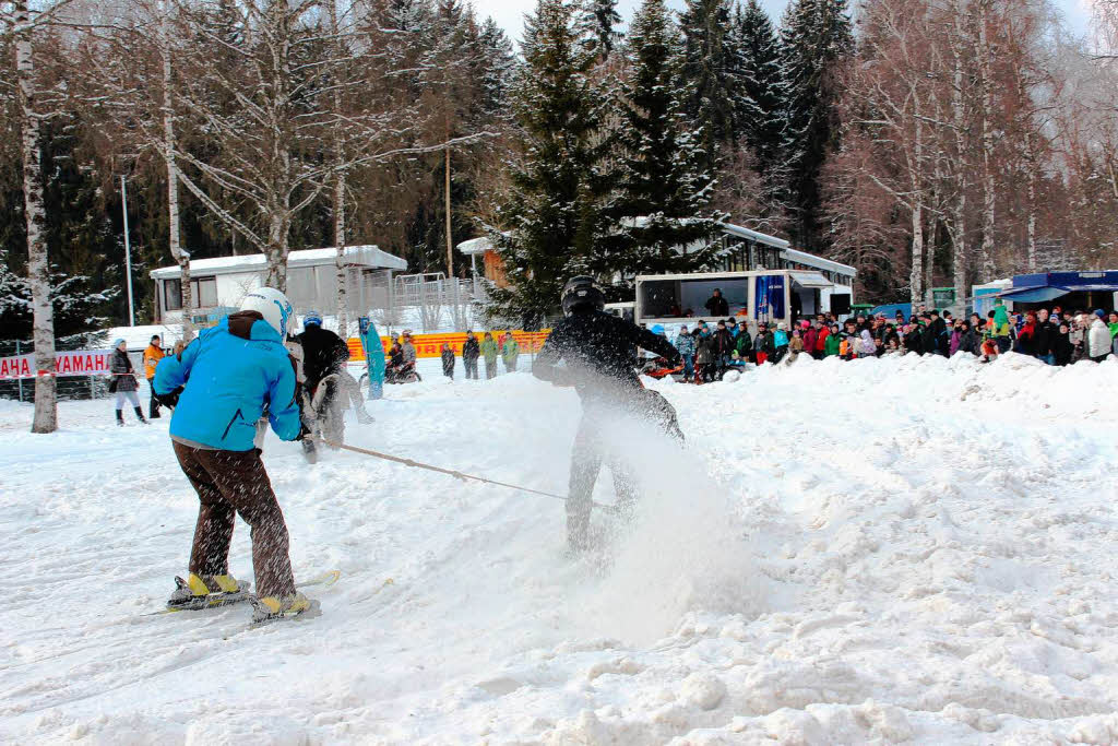 Rund 300 Zuschauer hatten ihren Spa beim Skijring-Event auf dem Waldbad-Parkplatz.