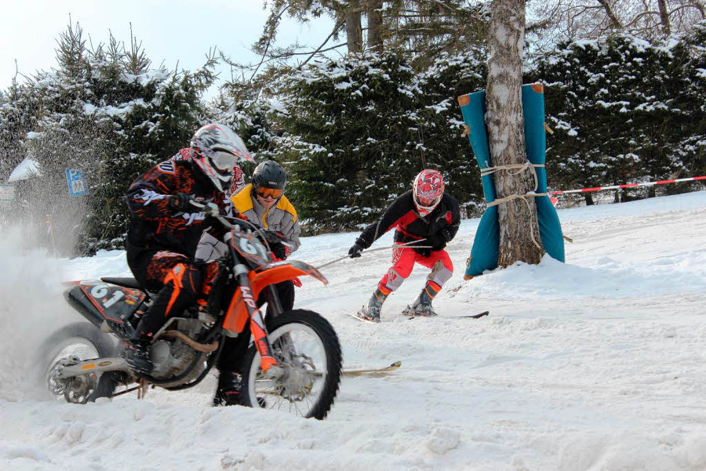 Starke mentale wie krperliche Fhigkeiten erfordert das Skijring von den Motorrad- und den Skifahrern.