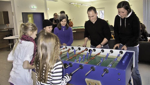 Schnupperwoche in Zentralen Endinger T...row beim Kickerspiel mit Jugendlichen.  | Foto: Ruth Seitz