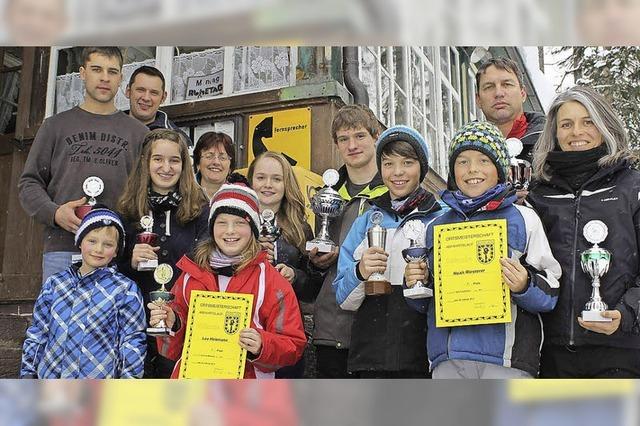 Sportliche Schollacher auf Skiern