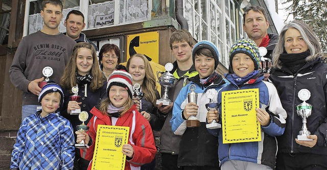 Pokale gab es fr die Sieger aller Kla...inen Skimeisterschaften in Schollach.   | Foto: GERT BRICHTA