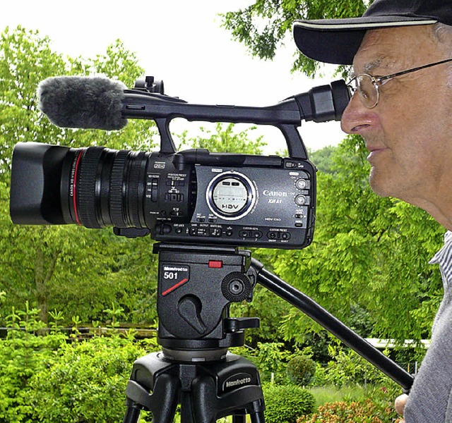 Filmemacher und Wanderer Rudolf Eckert bei der Arbeit.   | Foto: Privat