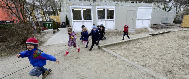 Weil es drinnen im Container eng ist, ... auf dem Rest des Spielplatzes herum.   | Foto: ingo schneider