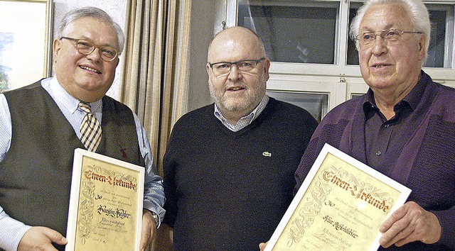 Bernd Thrmer ernannte Passivmitglied ... zu Ehrenmitgliedern des Mnnerchors.   | Foto: Frey