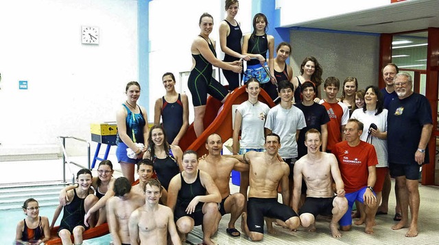 Die zwei Teams der Schwimmgemeinschaft am und im Wasser   | Foto: Privat