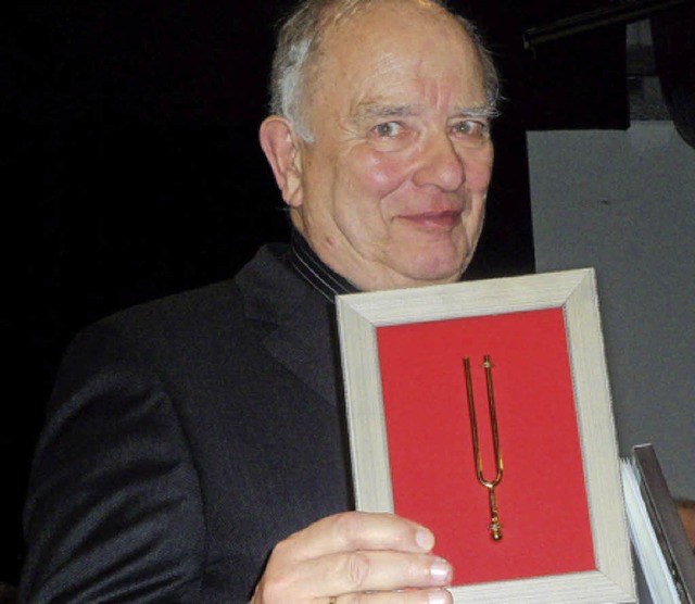 Jubilar Berthold Brenneis mit der Goldenen Stimmgabel   | Foto: Flier