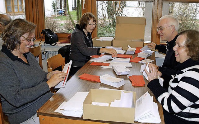 Mitglieder des AWO-Ortsvereins couvert...e AWO-Vorsitzende Christel Campagna).   | Foto: Albert Greiner