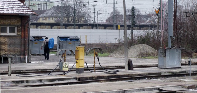 Im Gterbahnhof nrdlich des Offenburg...tzlich  passiven Lrmschutz einbauen.   | Foto: Gertrude Siefke