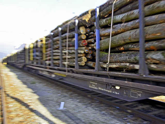 Ferne Abnehmer: Immer mehr Holz schick...chaft Weitenau per Zug auf die Reise.   | Foto: Alexander Preker
