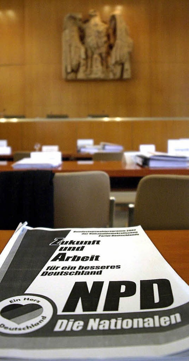 2003 scheiterte in Karlsruhe das erste Verbotsverfahren gegen die NPD.  | Foto: dpa