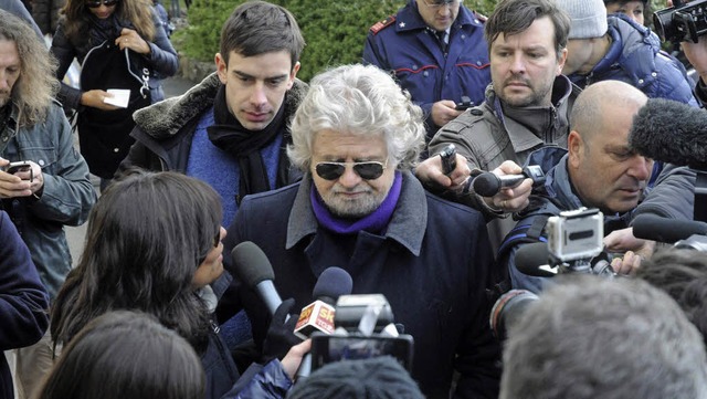 Derzeit ein begehrter Gesprchspartner: Beppe Grillo (Mitte)  | Foto: dpa