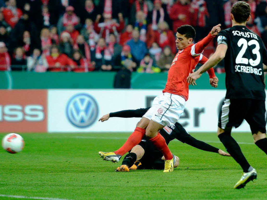 Der SC Freiburg gewinnt das DFB-Pokal-Viertelfinale in Mainz in einer Thrillerpartie.