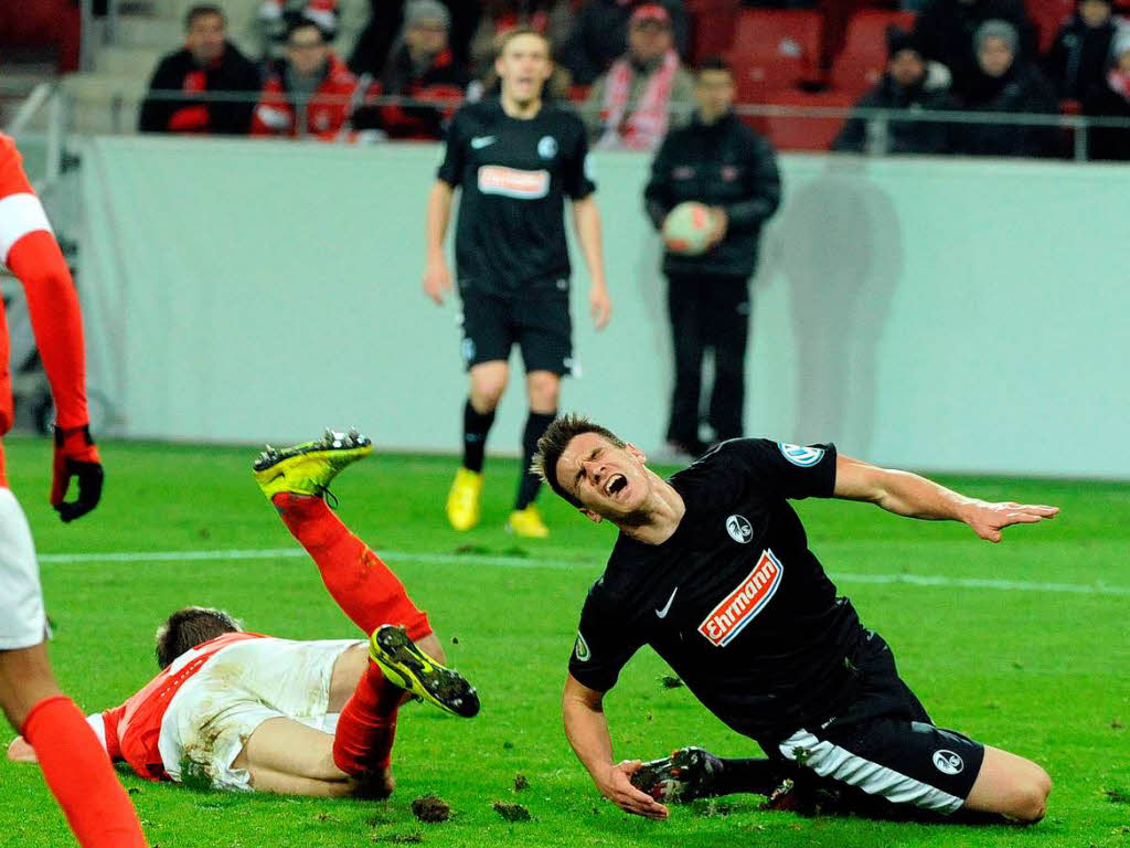 Der SC Freiburg gewinnt das DFB-Pokal-Viertelfinale in Mainz in einer Thrillerpartie.