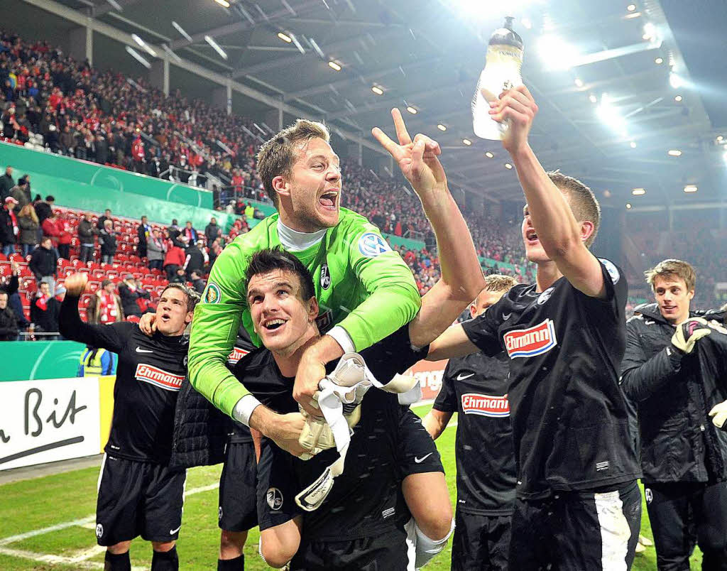 Gro ist der Jubel ber den Einzug ins DFB-Halbfinale bei SC-Keeper Oliver Baumann.