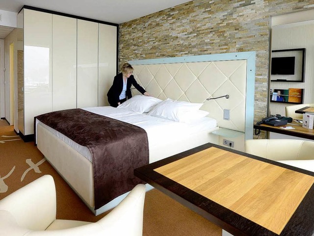 Hausdame Manuela Strobel zeigt ein neu...ertes Zimmer im Panorama-Hotel Mercure  | Foto: Ingo Schneider