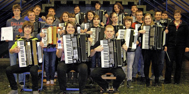 Das erfolgreiche Akkordeon-Jugendorche...usen mit Dirigentin Petra Krumm (r.).   | Foto: Privat