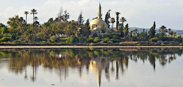 Ausdruck der Vlkervielfalt: die 1816 gebaute Moschee Hala Sultan Tekk   | Foto: Andrea Schiffner