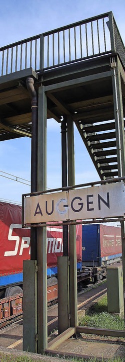 Da fehlt mehr  als   ein  G: Die Bahnt...gfahrer am Bahnhof Auggen verbessern.   | Foto: Sigrid Umiger