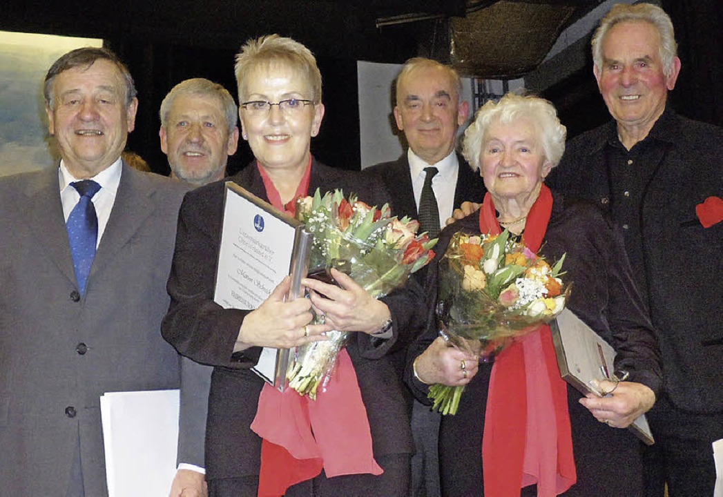 Strahlende Gesichter  (von links): Har...kirch, Liesel und Walter Stiefvatter.   | Foto: Flier