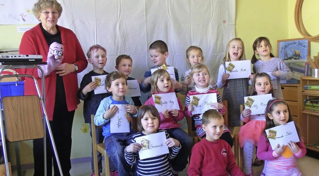 Stolz zeigen die Kinder den Bchereifhrerschein.   | Foto: andrea br