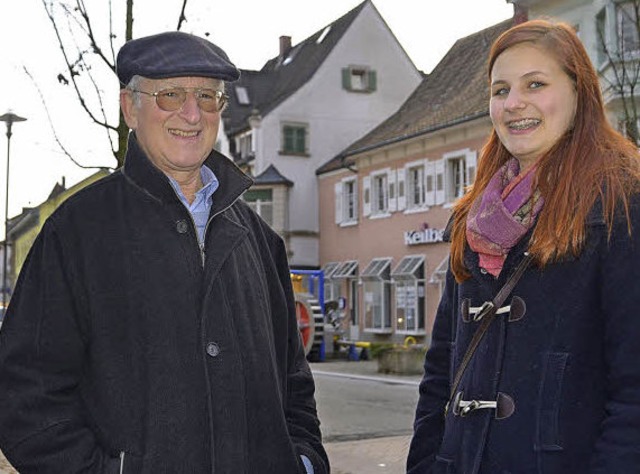 Eberhard Volk und Olivia Scheer beim Stadtrundgang durch Wehr  | Foto: Michael Krug