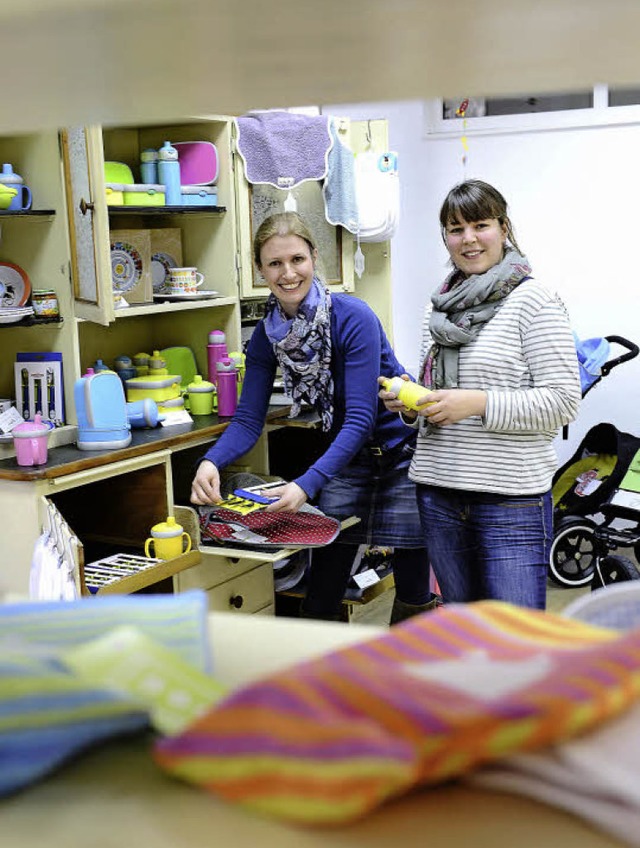 Annika Wittrup (links) und Lisa-Sophie...leidung und Spielzeug fr Kleinkinder.  | Foto: Ingo Schneider