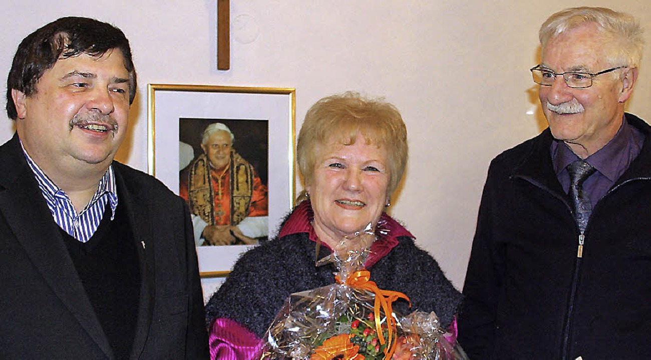 Für 50  Jahre im Kirchenchor  wurde Ch...d dem Vorsitzenden Paul Rufle geehrt.   | Foto: Charlotte Fröse