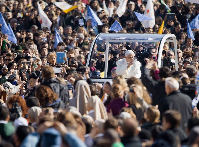 Benedikt XVI. geniet am Mittwoch auf ...om sein wohl letztes Bad in der Menge.  | Foto: dpa