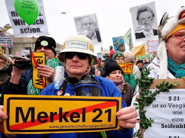 Kanzlerin Angela Merkel gert ins ins Visier der S-21-Gegner.  | Foto: dpa