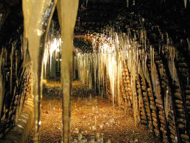 Noch ist der Besucherstollen im &#8222...bereich meterlange Eiszapfen gebildet.  | Foto: Manfred Lange