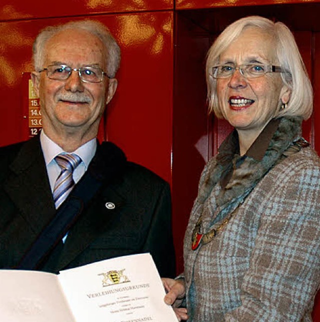 OB Gudrun Heute-Bluhm berreichte Helmut Hartmann die Ehrennadel des Landes.   | Foto: Wieschenkmper