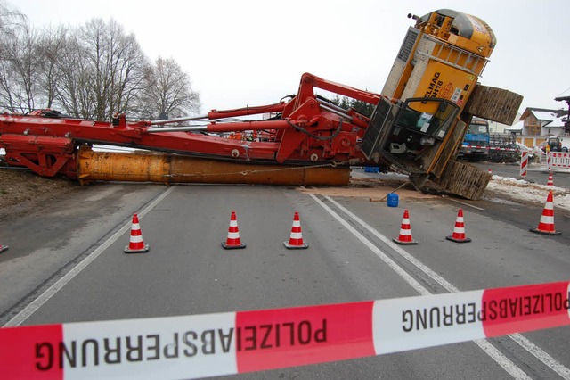 Ein umgekippter Bagger blockiert die B31 bei Lffingen.  | Foto: kamera24.tv