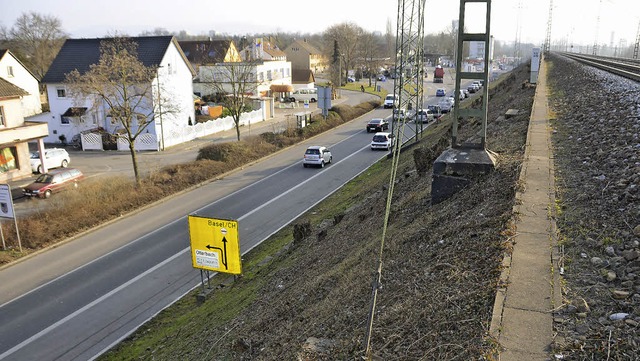 Vor dem Grenzbergang in die Schweiz k...ng auf:  die Bahn und der Autoverkehr   | Foto: SENF