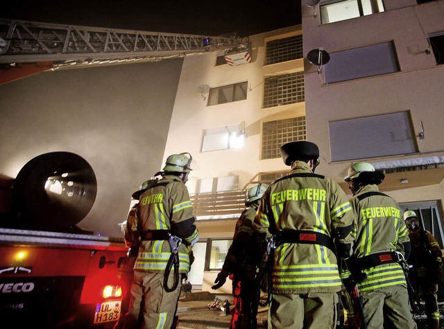 Mit der Leiter rettete   die Feuerwehr...m vierten Stock des Asylbewerberheims.  | Foto: DPA