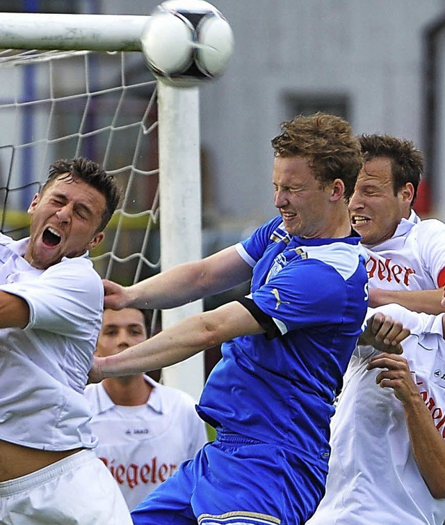 Manuel Gleichauf (blaues Trikot) und s...en VfR Hausen zum Verbandsliga-Derby.   | Foto: Achim Keller