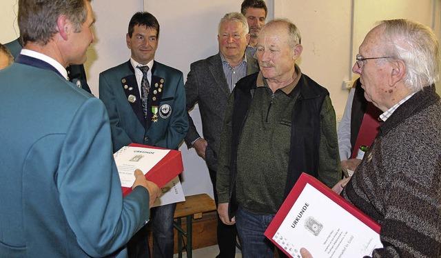 Fritz Hiss (rechts) und Karl Roth  wur... bei den Eichstetter Schtzen geehrt.   | Foto: horst david