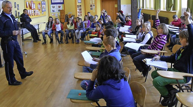 Viele Fragen zum Alltag eines Polizist...gel (links) vom Wehrer Polizeiposten.   | Foto: Schule