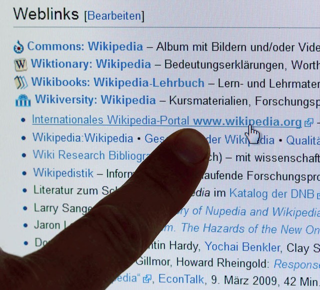 Der Finger zeigt auf Weblinks in einem Wikipedia-Artikel.   | Foto: dpa