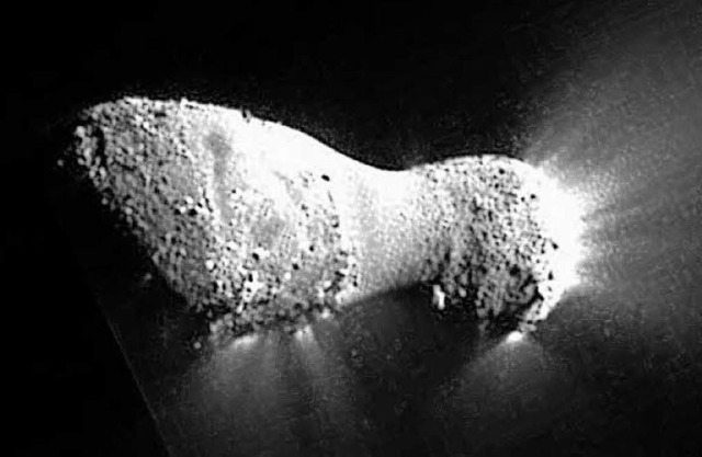 Der  Kern des Kometen Hartley 2 ist 2,...eine Raumsonde, die an ihm vorbeiflog.  | Foto: NASA/JPL-Caltech/UMD