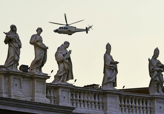 Flug in den Ruhestand: Papst Benedikt ...auber unterwegs nach Castel Gandolfo.   | Foto: AFP