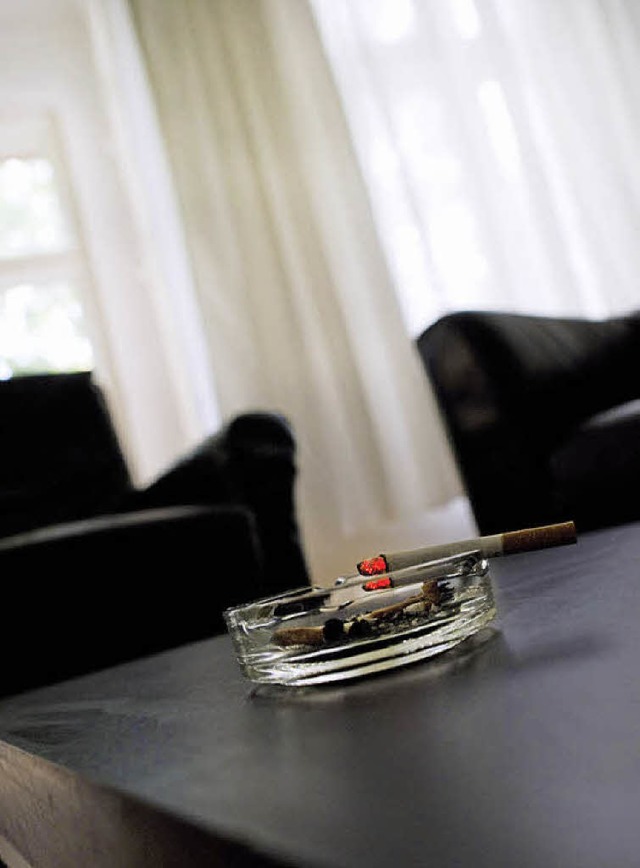Der Zigarettendunst dringt in Tapeten, Teppiche und Belge ein.   | Foto: F. Koark/dpa