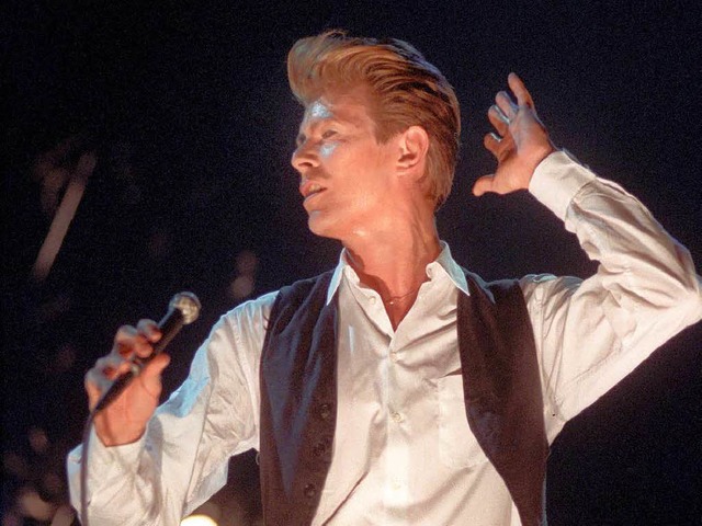 Er lsst schon mal online sein Comeback-Album hren: David Bowie   | Foto: dpa