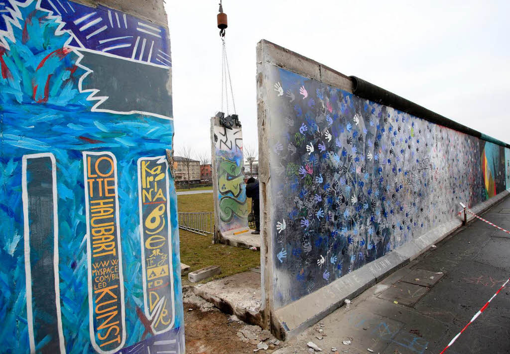 In der weltbekannten Berliner Mauer-Galerie klafft ein neues Loch. Am Freitagmorgen riss ein Kran ein bemaltes Stück aus der East Side Gallery, dem längsten noch erhaltenen Stück der Mauer. In der weltbekannten Berliner Mauer-Galerie klafft ein neues Loch. Am Freitagmorgen riss ein Kran ein bemaltes Stück aus der East Side Gallery, dem längsten noch erhaltenen Stück der Mauer.