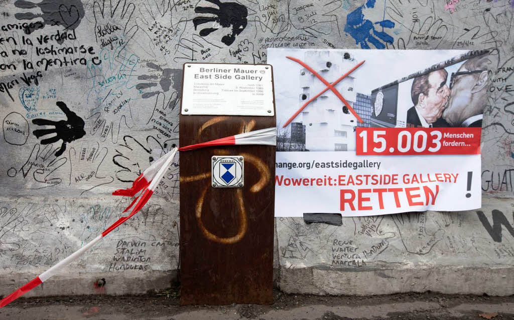 Vertreter von Bürgerinitiativen sowie Künstler hatten die Straße an der weltweit längsten Open-Air-Galerie blockiert. Vertreter von Bürgerinitiativen sowie Künstler hatten die Straße an der weltweit längsten Open-Air-Galerie blockiert.