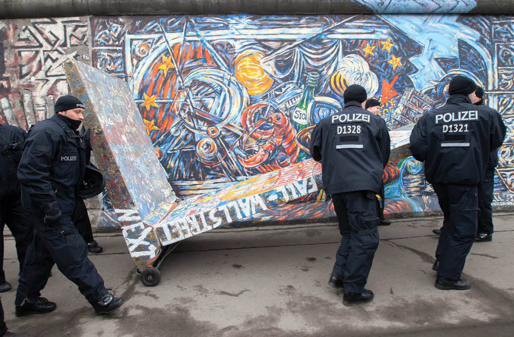 Rund 100 Polizisten waren im Einsatz. Die East Side Gallery nahe der Oberbaumbrücke entstand nach dem Mauerfall. Knapp 120 Künstler bemalten den Betonwall auf 1,3 Kilometer Länge. Rund 100 Polizisten waren im Einsatz. Die East Side Gallery nahe der Oberbaumbrücke entstand nach dem Mauerfall. Knapp 120 Künstler bemalten den Betonwall auf 1,3 Kilometer Länge.