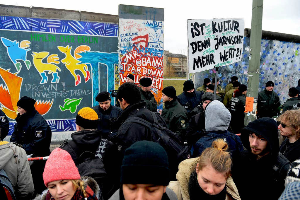 Es gab kleinere Rangeleien mit der Polizei. Fünf Demonstranten wurden festgenommen, wie ein Sprecher sagte. Es gab kleinere Rangeleien mit der Polizei. Fünf Demonstranten wurden festgenommen, wie ein Sprecher sagte.