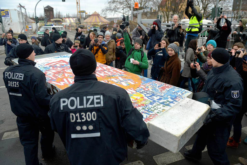 Wegen eines privaten Bauprojekts zwischen der früheren Hinterlandmauer und der Spree sollten für einen Durchgang mehrere Blöcke aus dem Betonwall herausgenommen werden. Wegen eines privaten Bauprojekts zwischen der früheren Hinterlandmauer und der Spree sollten für einen Durchgang mehrere Blöcke aus dem Betonwall herausgenommen werden.