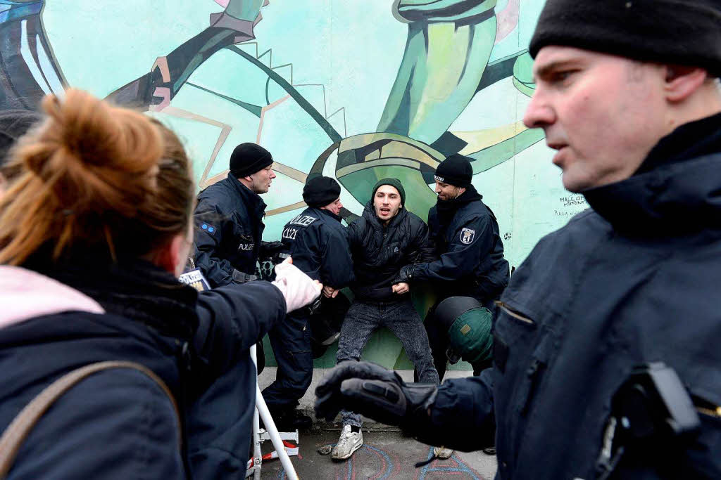 East Side Gallery – Teilabriss vorerst gestoppt. East Side Gallery – Teilabriss vorerst gestoppt.