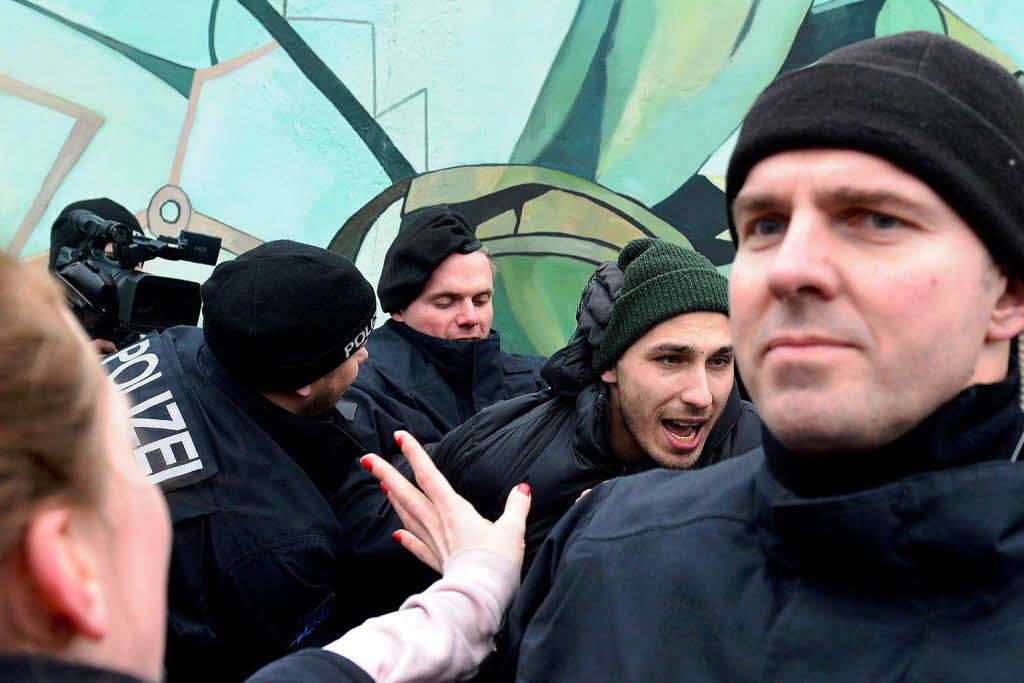 East Side Gallery – Teilabriss vorerst gestoppt. East Side Gallery – Teilabriss vorerst gestoppt.